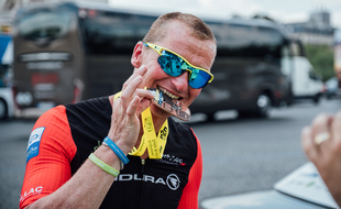 Ludovic Chorgnon a notamment effectué en 2018 un Ironman entre Londres et Paris, avec 68 km de traversée de la Manche à la clé.