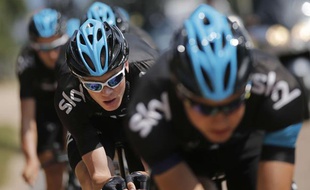 Le coureur de l'équipe Sky Christopher Froome (au second plan) lors d'un entraînement avant le Tour de France à Porto Vecchio, le 27 juin 2013.