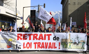 Grenoble le 17 mars 2016. Manifestation des syndicats CGT, UNEF, des lycéens, étudiants et des organisations de jeunesse contre la reforme du code du travail initie par le projet de loi El Khomri. XAVIER VILA/SIPA