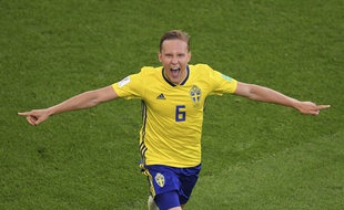 Ludwig Augustinsson célèbre son but face au Mexique