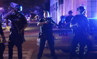 Des policiers à Louisville le 23 septembre 2020, après l'annonce d'une décision judiciaire controversée liée à la mort de Breonna Taylor.