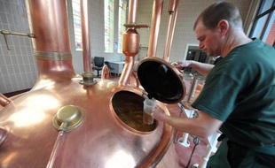 Un employé surveille la fermentation de la bière dans une brasserie le 19 février 2014 (illustration)
