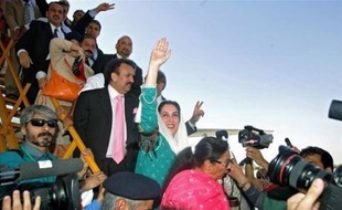 L'ancien Premier ministre Benazir Bhutto est rentrée jeudi en larmes au Pakistan, après huit ans d'exil, saluée par 250.000 sympathisants saisis par l'émotion, dans une ville de Karachi transformée en forteresse en raison de rumeurs de menaces d'attentat islamiste.