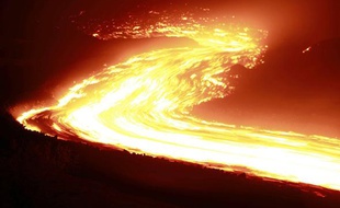 Lave s'écoulant du volcan Pacaya, au Guatemala, en juin 2010.