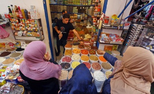 Dans un marché de Tripoli, des Libyens se préparent au début du Ramadan, le 1er mai 2019.
