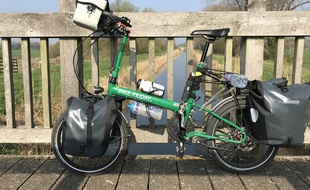 Equipés de sacoches, les cyclorandonneurs sont partis de Strasbourg vers Marseille en vélo pliant. Illustration