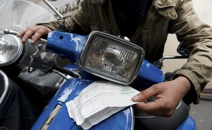 Une contravention pour stationnement gênant sur un deux roues à Paris.