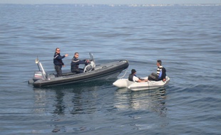 Les migrants ont tenté de traverser la Manche à bord de ce petit canot.