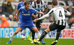 Juan Mata (Chelsea) face à Yohan Cabaye (Newcastle), le 2 novembre 2013.