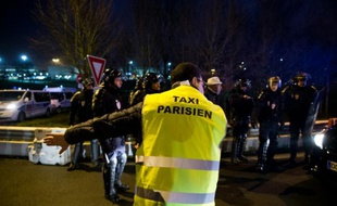 Chauffeurs de taxi face aux forces de l'ordre le 26 janvier 2016 à l'aéroport Charles-de-Gaulle à Roissy