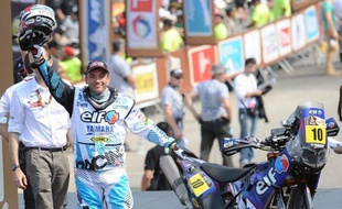 Le Français David Casteu (Yamaha) a remporté mercredi la 5e étape du Dakar-2013 dans la catégorie moto, courue entre Arequipa (Pérou) et Arica sur 410 km, dont une spéciale de 136 km, à l'issue de laquelle son compatriote Olivier Pain (Yamaha) a conservé la tête du classement général.