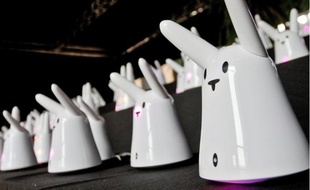 Cent lapins ont envahi l'atrium pour entonner des airs d'opéra. En plus, les oreilles bougent.