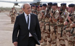 Jean-Yves Le Drian passe les troupes françaises en revue le 22 septembre 2013 à Gao au Mali