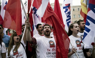 Des manifestants (membres d'un parti afilié aux communistes) contre la réforme des retraites à Athènes, en Grèce, le 8 mai 2016.