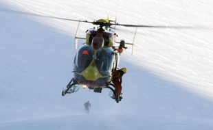 Un exercice de sauvetage en montagne a mobilisé une centaine de CRS, secouristes, pisteurs, médecins, le mercredi 11 décembre 2013 aux Deux-Alpes (Isère).