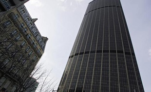 L'éradication de l'amiante est loin d'être terminée en France, rappelle un rapport sénatorial du "comité de suivi amiante". Photographie de la Tour Montparnasse où les travaux de désamiantage ne reprendront pas avant mi-2015