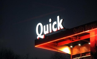 Le néon d'un restaurant Quick de Douarnenez