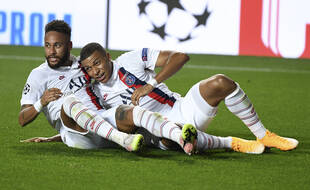 Neymar et Mbappé se font des mamours après le scénario fou contre l'Atalanta.