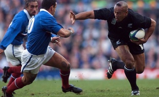 Jonah Lomu lors du match entre la France et la Nouvelle-Zélande en 1999.