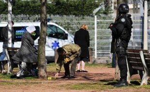 Plusieurs adolescents ont été interpellés après que l'un d'entre eux eut reconnu avoir tiré avec sa carabine à plombs vendredi en fin de matinée sur des passants près d'une école maternelle dans le centre de Lyon, a-t-on appris de source judiciaire.