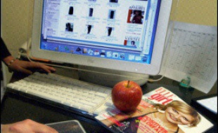 Internet a généré 1,134 milliard d'euros de recettes publicitaires brutes en 2005 en France, soit une hausse de 73,9%, attirant 30% d'annonceurs en plus par rapport à 2004, selon un bilan présenté vendredi par l'Interactive Advertising Bureau (IAB) et TNS Media Intelligence.