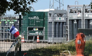 Le grillage sur lequel aurait été accroché la tête du chef d'entreprise Hervé Cornara, sur le site industriel français de Saint-Quentin-Fallavier (Isère), le 28 juin 2015