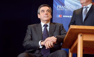 François Fillon (UMP) a redit mercredi qu'il reviendrait sur le mariage homosexuel en cas de retour au pouvoir, non pas contre "la reconnaissance de l'amour" de couples de personnes de même sexe, mais en raison du "bouleversement de la filiation".