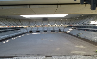 Vue générale du nouveau Stade de Bordeaux dont le terrain mesure 1 hectare.