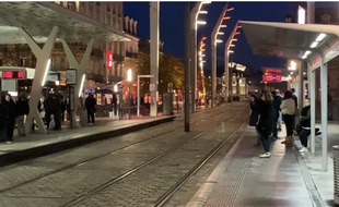 Très peu de monde ce jeudi matin à l'arrêt de tram Gare Saint-Jean à Bordeaux.