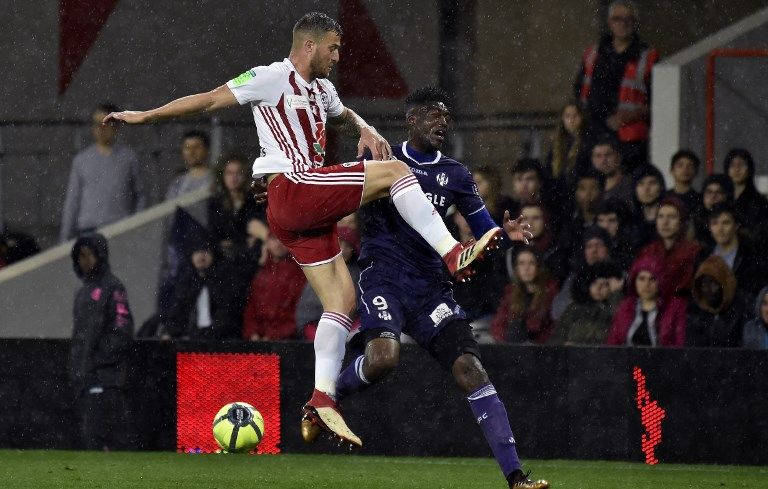 Le défenseur de l'AC Ajaccio Joris Sainati barre la route à l'attaquant du TFC Yaya Sanogo, le 27 mai 2018 au Stadium de Toulouse.