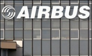 Le candidat de l'UDF à la présidentielle, François Bayrou, et celui de l'UMP, Nicolas Sarkozy, doivent rencontrer lundi à Toulouse des représentants des salariés d'Airbus, tandis que la candidate socialiste, Ségolène Royal, se rend à Berlin où elle abordera le dossier.