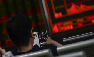 la croissance chinoise s'est essoufflée sur un an au second trimestre (+6,2%), signant sa plus faible performance depuis au moins 27 ans.