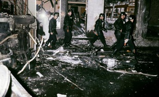 Des pompiers au milieu des décombres le 3 octobre 1980 à la synagogue de la rue Copernic à Paris
