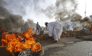 Les manifestants bloquent une rue à l'aide de briques et de pneus en feu, le 3 juin 2016 à Khartoum.