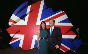 Le Premier ministre britannique David Cameron a appelé mercredi les électeurs à donner à son Parti conservateur une majorité absolue en 2015, opposant ses valeurs pro-business au "socialisme des années 1970" de son adversaire travailliste Ed Miliband.