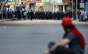 Un homme face aux forces de sécurité pendant une manifestation, le 15 avril dans le centre du Caire, appelant à la "chute du régime" du président Sissi