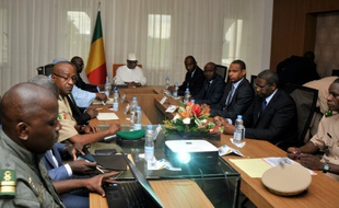 Conseil de sécurité autour du président malien Ibrahim Boubacar Keita, le 19 juillet 2016 à Bamako, après l'attaque du camp de Nampala