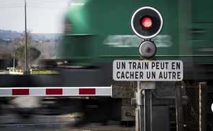 Illustration d'un passage à niveau.