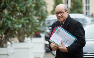 Le ministre de la Défense Jean-Yves Le Drian, le 6 janvier 2016 à Paris.