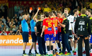Les deux arbitres français ont officié lors d'Espagne-Allemagne. Ils n'ont pas hésité à sortir les cartons.