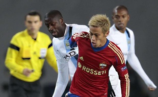 Le milieu de terrain de Manchester City Yaya Touré (au second plan en blanc), à la lutte avec le joueur du CSKA Moscou, Keisuke Honda, lors d'un match de Ligue des champions, le 23 octobre 2013 à Moscou.