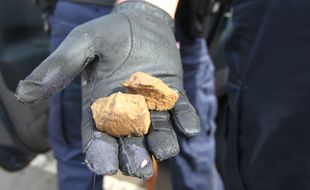 Illustration de résine de cannabis saisie par un policier. Ici à Rennes, en juin 2020.
