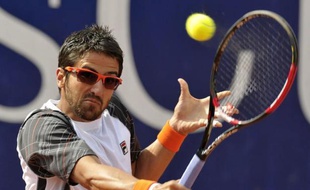 Le Serbe Janko Tipsarevic, 8e joueur mondial et tête de série N.1, a arraché son billet pour les demi-finales du tournoi ATP de Stuttgart en battant l'Allemand Bjorn Phau (N.81), 6-7 (6/8), 7-6 (7/2), 6-4, après trois heures de lutte, vendredi