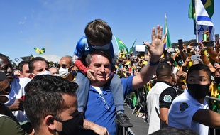 Jair Bolsonaro porte le fils d'un de ses partisans sur ses épaules lors d'un rassemblement à Brasilia, le 31 mai 2020.