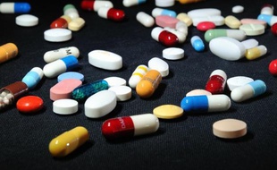 Les services de police et des douanes de 100 pays ont saisi 3,75 millions de doses de médicaments contrefaits vendus sur internet, d'une valeur de 10,5 millions de dollars (8,10 millions d'euros), soit un nouveau record, lors d'une opération mondiale d'une semaine, a annoncé jeudi Interpol.