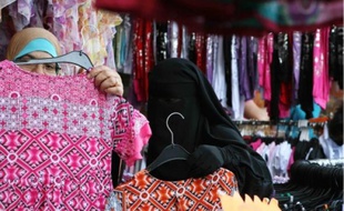 Les femmes portant le voile intégral (ici, un niqab) seraient environ deux mille en France.