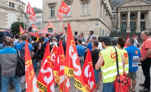 Les salariés de GM&S devant le tribunal de commerce de Poitiers, le 22 juin 2017.