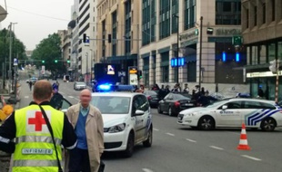 Des voitures de police bloquent l'accès à un centre commercial à Bruxelles, le 21 juin 2016
