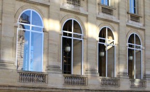 L'aménagement provisoire dans le péristyle du Grand Théâtre, voulu par Philippe Etchebest, fait polémique à Bordeaux.