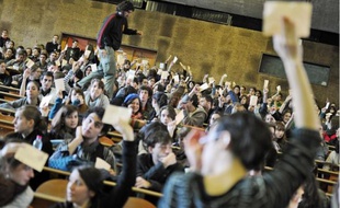 Près de 800 étudiants ont participé à l'assemblée générale hier midi sur le campus.